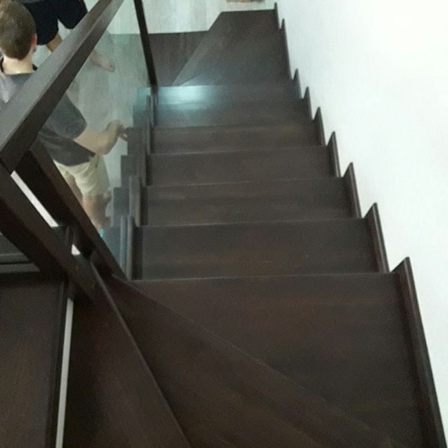 Лестница из бука со стеклянным ограждением