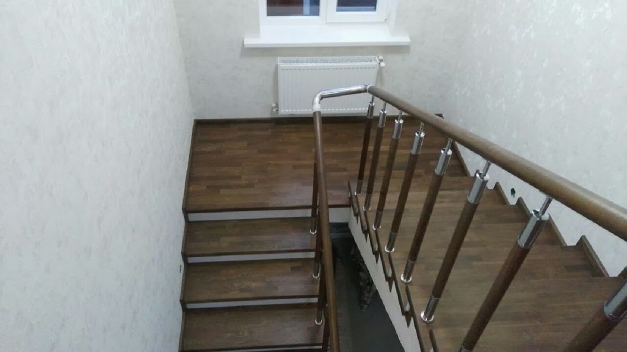Лестница с комбинированным ограждением 